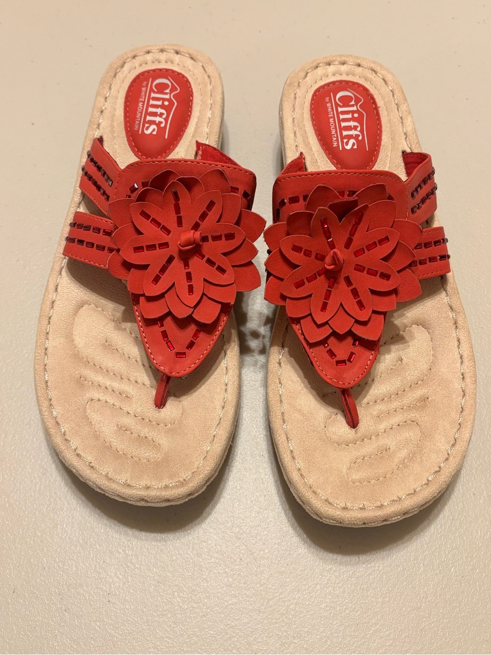 Cliffs by WHITE MOUNTAIN Cupcake II Red Floral Thong Sandals w/flower 8.5